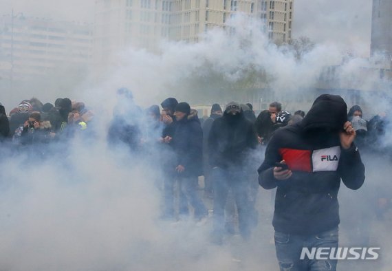 2019년 11월(현지시간) 프랑스 파리에서 노란 조끼 시위 1주년을 맞아 열린 시위 현장에 최루가스가 흩날리고 있다. AP/뉴시스.