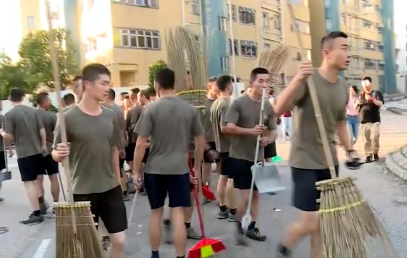 16일 홍콩 침례대에서 중국 인민해방군(PLA) 군인들이 청소 작업에 나선 모습. /사진=뉴시스