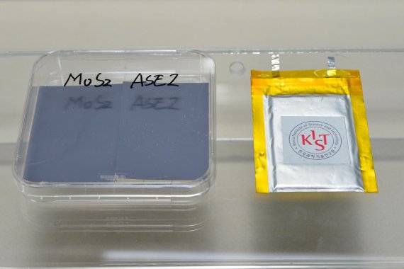 이황화몰리브덴 기반의 인조보호막 소재가 전사된 음극재(왼쪽)와 리튬- 알루미늄 합금에 초박막 인조보호막이 적용된 음극재를 활용한 파우치 형태의 리튬 금속전지 실물. 한국과학기술연구원