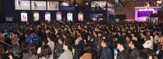 지난 14일 부산 해운대구 벡스코 제1전시장에서 열린 '지스타 2019'에 많은 관람객들로 북적이고 있다.뉴스1
