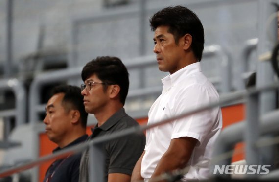 【서울=뉴시스】이영환 기자 = 5일 오후 서울 구로구 고척스카이돔에서 열린 2019 KBO리그 키움 히어로즈 대 삼성 라이온즈의 경기, 이나바 아츠노리 일본 야구대표팀 감독이 국민의례가 시작되자 자리에서 일어나 서 있다. 2019.09.05. 20hwan@newsis.com