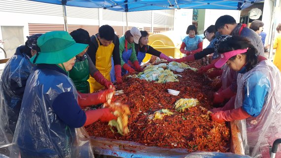 남양주시 양정동 새마을남여지도자회 사랑의 김장나눔 행사. 사진제공=남양주시