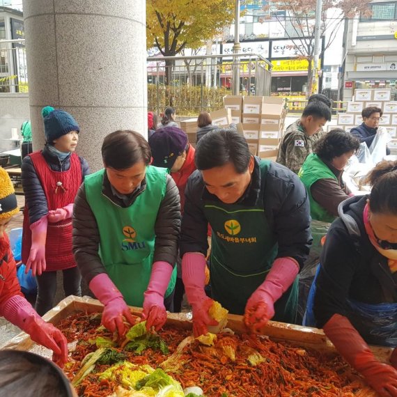 남양주시 화도읍 새마을지도자-부녀회 사랑의 김장나눔 행사. 사진제공=남양주시