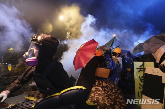 홍콩 경찰, 시위대에 '음향 대포' 발사.. 맞으면 청력 손상?