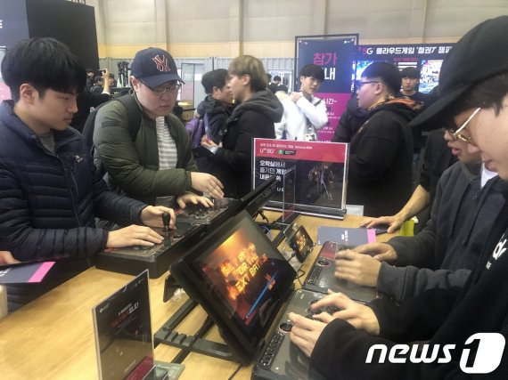 '지스타 2019' LG유플러스 부스에서 관람객들이 클라우드 게임밍 서비스 '지포스 나우'를 통해 게임을 체험하고 있다.© 뉴스1