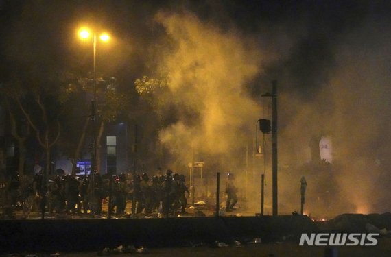 홍콩 경찰-시위대, 이공대서 격돌.. '전쟁 방불'