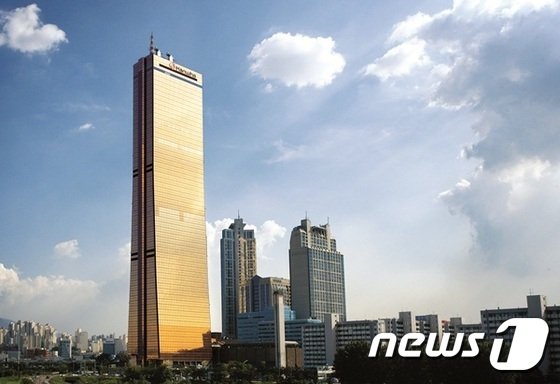 한화의 서울 시내 면세점인 '갤러리아면세점63'이 입점해 있던 여의도 63빌딩. 한화는 올 4월 면세점 사업 철수를 발표했다.(사진제공=한화갤러리아)© News1