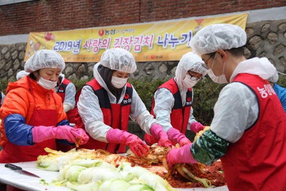 농심 임직원들이 지역 소외계층을 위해 서울 대방동 동작노인종합복지관에서 김장을 하고 있다. 농심 제공