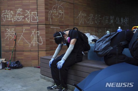 홍콩 이공대 시위대 '패닉'…식량·식수도 바닥