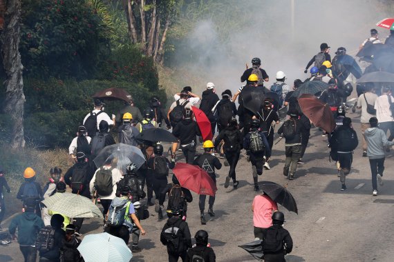'최후 보루' 뚫린 홍콩 이공대..시위대-경찰 막판 대치