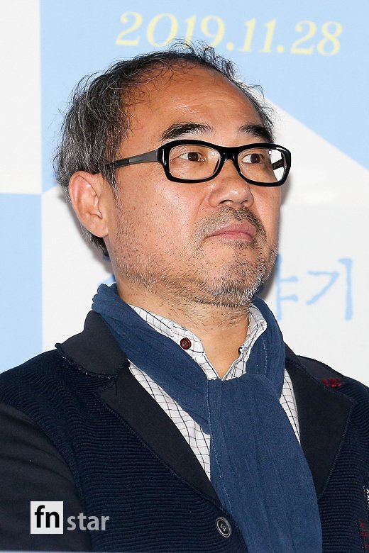 강신일 2019 공식 행사에서 진지한 표정 짓는 모습