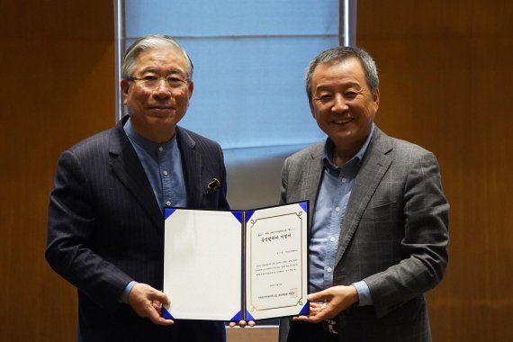 이원진 퍼시픽렌터카 대표이사(왼쪽)와 김대환 제7회 국제전기차엑스포 공동 조직위원장은 내년 국제전기차엑스포 성공 개최를 위한 공식 렌터카 지정 협약식을 가졌다.