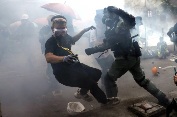 ‘최후 보루’ 뚫린 홍콩 시위대 결사항전… 최악의 불상사 우려
