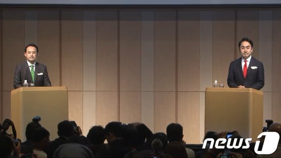 가와베 겐타로 Z홀딩스 CEO와 이데자와 다케시 라인 CEO가 18일 도쿄 그랜드프린스호텔에서 기자회견을 열고 양사의 경영 통합 방안에 대해 설명하고 있다.© 뉴스1