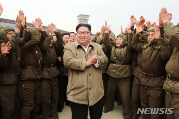 [서울=뉴시스]조선중앙TV가 18일 김정은 북한 국무위원장이 조선인민군 항공 및 반항공군 저격병구분대들의 강하훈련을 참관했다고 보도했다. 사진은 김 위원장이 강하훈련을 마친 대원들을 격려하는 모습. (사진= 조선중앙TV 캡쳐). 2019.11.18. photo@newsis.com <저작권자ⓒ 공감언론 뉴시스통신사. 무단전재-재배포 금지.>