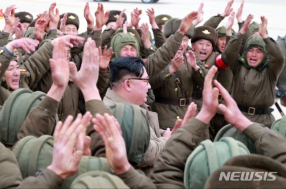 조선중앙TV가 지난달 18일 김정은 북한 국무위원장이 조선인민군 항공 및 반항공군 저격병구분대들의 강하훈련을 참관했다고 보도했다. 사진은 김 위원장이 강하훈련을 마친 대원들을 격려하는 모습. /사진=뉴시스화상