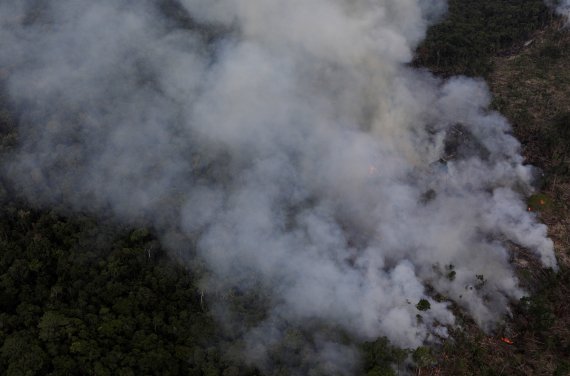 An aerial view of a tract of Amazon jungle burning as it is cleared by farmers in Itaituba, Para, Brazil September 26, 2019. Picture taken September 26, 2019. REUTERS/Ricardo Moraes /REUTERS/뉴스1 /사진=