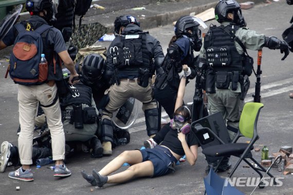 [홍콩=AP/뉴시스]18일(현지시간) 홍콩 시위대 마지막 보루인 홍콩이공대에서 경찰이 학교를 빠져나가려던 시위 학생을 잡아끌고 있다. 2019.11.19. /사진=뉴시스