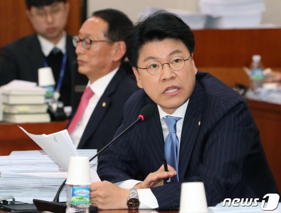 장제원 자유한국당 의원이 19일 서울 여의도 국회 법제사법위원회 전체회의에서 김오수 법무부차관에게 질의하고 있다. 뉴시스