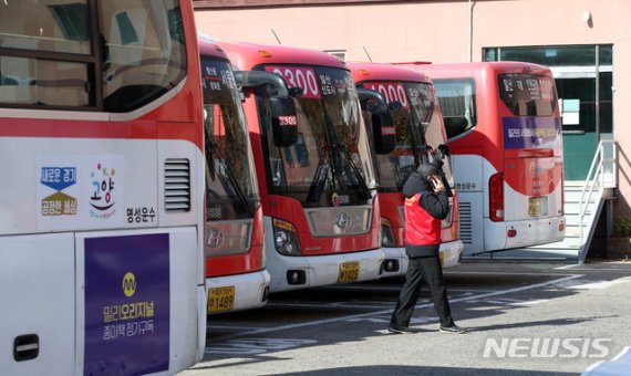 [고양=뉴시스] 고범준 기자 = 경기도 고양지역 버스회사 명성운수 노조가 파업에 돌입한 19일 경기도 고양시 일산서구 명성운수에 버스들이 주차돼 있다. 2019.11.19. bjko@newsis.com