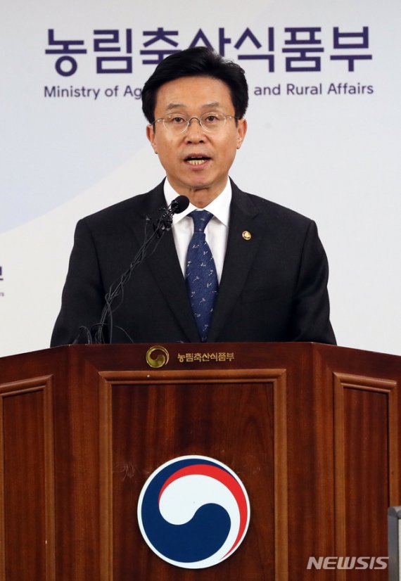 [세종=뉴시스]강종민 기자 = 이재욱 농림축산식품부 차관이 19일 오후 정부세종청사에서 지난 2015년부터 진행해 온 WTO 쌀 관세화 검증 협의가 종료돼 우리 쌀 관세율 513%가 WTO에서 확정될 예정이라고 밝히고 있다. 2019.11.19. ppkjm@newsis.com