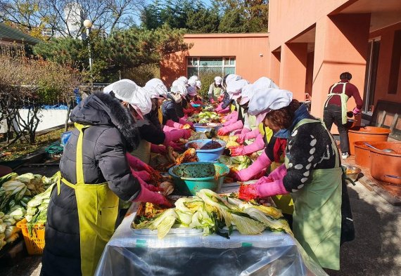 삼천리그룹 임원부인회가 성 라자로 마을에서 김장 담그기 봉사활동을 진행하고 있다.