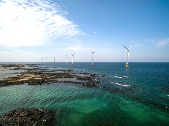 한국남동발전이 제주시 한경면에 국내 최초로 상용화한 30MW급(10기) 탐라 해상풍력발전. 국내 해상풍력발전단지 성공모델로 꼽힌다. 남동발전 제공