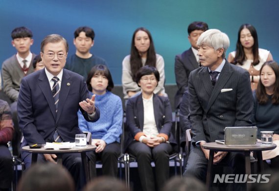 문재인 대통령이 19일 오후 서울 MBC 미디어센터에서 열린 '국민이 묻는다, 2019 국민과의 대화'에 참석해 국민 패널들의 질문에 답하고 있다. 뉴시스
