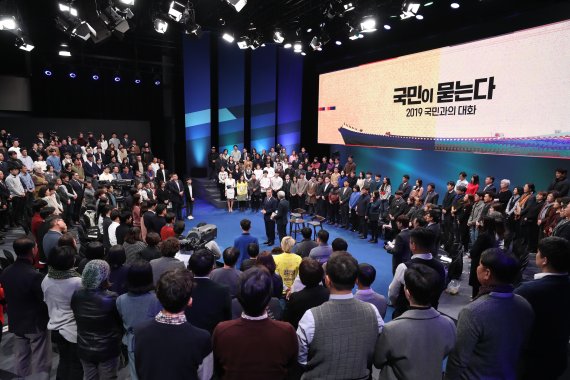 문재인 대통령은 19일 오후 서울 MBC 미디어센터에서 열린 '국민이 묻는다, 2019 국민과의 대화'에 참석해 국민들과 직접소통을 하고 있다. 뉴시스