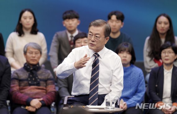 문재인 대통령이 19일 오후 서울 MBC 미디어센터에서 열린 '국민이 묻는다, 2019 국민과의 대화'에 참석해 국민 패널들의 질문에 답하고 있다. /사진=뉴시스