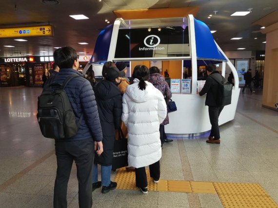 "지연증 좀 빨리 주세요." 20일 철도노조 파업 첫날 출근 시간에 서울역에 마련된 안내센터에 열차 지연에 따른 문의를 위해 고객들이 줄을 서서 기다리고 있다.<div id='ad_body2' class='ad_center'></div> 많은 고객이 열차 지연에 대한 증명서인 '지연증'을 발급해 환불 및 회사에 제출하기 위해 지연증 발급을 문의하거나 요구했다. / 사진=이환주 기자
