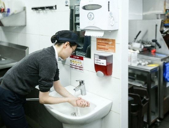 맥도날드 주방에서 근무하는 직원이 손을 씻는 모습(사진제공=맥도날드)© 뉴스1