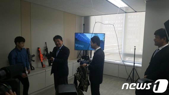 9일 박양우 문체부 장관이 VR 게임업체 '리얼리티매직'이 개발한 '스페셜포스 VR'을 체험하고 있다. © 뉴스1