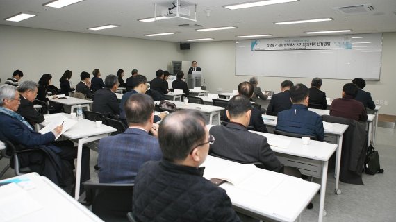 한국감정평가사협회 김순구 회장이 지난 19일 서울시 서초구 방배동 감정평가사협회에서 열린 '제5회 감정평가지(誌) 포럼'에서 발언하고 있다.