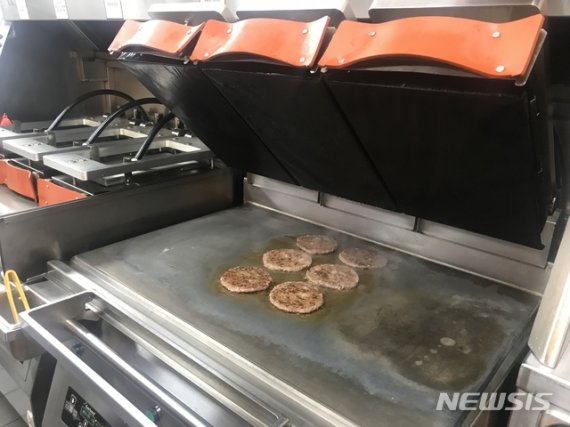 [서울=뉴시스]맥도날드 매장 주방 그릴에서 갓 구워진 소고기 패티 (사진=한국맥도날드 제공)