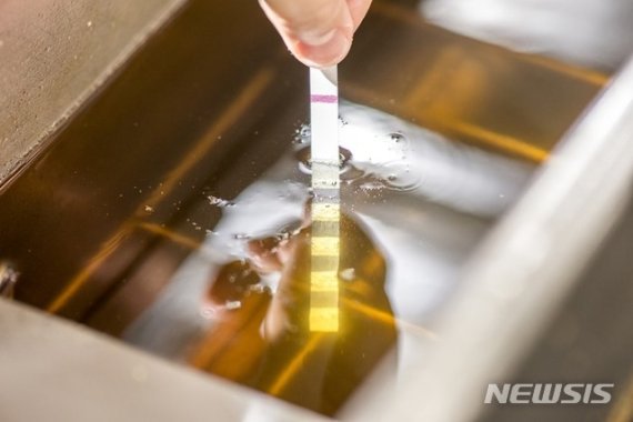 [서울=뉴시스]맥도날드 매장 주방에서 튀김 기름의 산가를 측정하는 모습 (사진=한국맥도날드 제공)