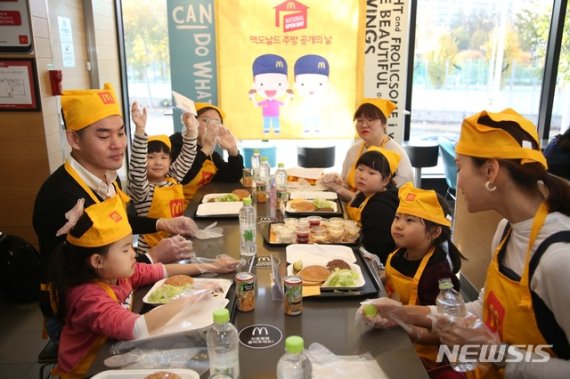 [서울=뉴시스]19일 한국맥도날드가 개최한 '주방 공개의 날' 행사 모습 (사진=한국맥도날드 제공)