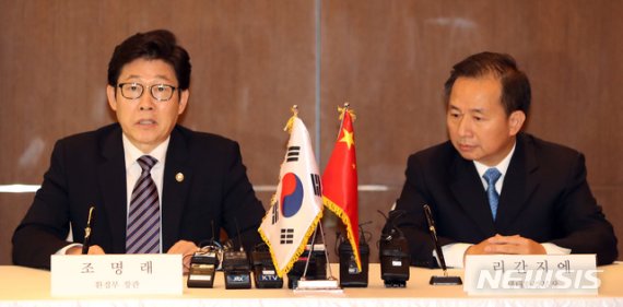 【서울=뉴시스】 전진환 기자 = 조명래 환경부장관과 리간제 중국 생태환경부장이 4일 오후 서울 중구 롯데호텔에서 '2019 한중 환경장관 연례회의'를 하기에 앞서 한중환경협력사업 '맑은 하늘 계획' 협약서에 서명 후 악수하고 있다. 2019.11.04. amin2@newsis.com