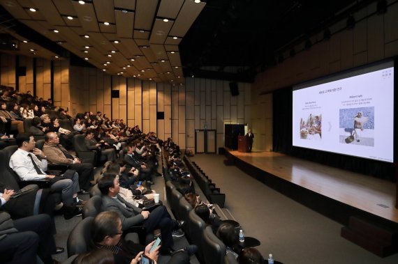 19일 문정동 래미안갤러리에서 열린 래미안 신상품 콘셉트 '넥스트 래미안 라이프' 설명회에서 김명석 삼성물산 상무가 미래상품 전략을 발표하고 있다. 삼성물산 제공