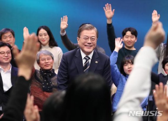 문재인 대통령이 19일 오후 서울 MBC 미디어센터에서 열린 '국민이 묻는다, 2019 국민과의 대화'에 참석해 국민패널들의 질문을 받고 있다. 2019.11.19. [사진=뉴시스]