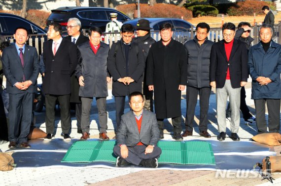 황교안 자유한국당 대표가 20일 오후 청와대 분수대에서 총체적 국정실패 규탄을 위한 단식 투쟁을 선언하고 자리에 앉아 있다. 뉴시스