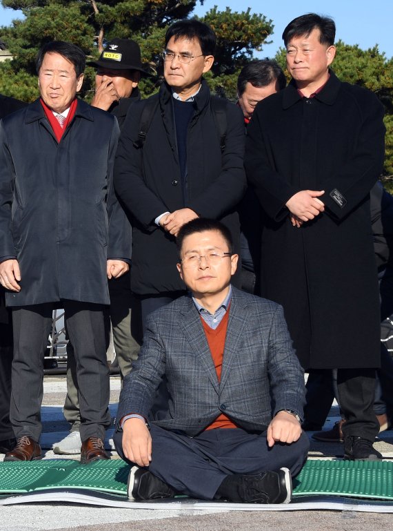 황교안 자유한국당 대표가 20일 오후 서울 종로구 청와대 사랑채 인근에서 지소미아 파기·패스트트랙 법안 강행 처리 등 철회, 문재인 정부의 실정에 따른 국정 대전환을 촉구하며 단식농성을 벌이고 있다. 사진=서동일 기자