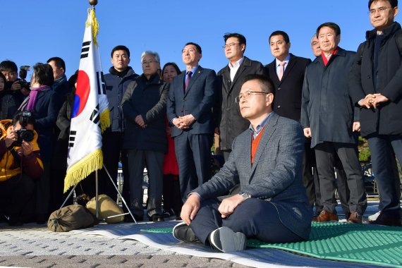 황교안 자유한국당 대표가 20일 오후 서울 종로구 청와대 사랑채 인근에서 지소미아 파기·패스트트랙 법안 강행 처리 등 철회, 문재인 정부의 실정에 따른 국정 대전환을 촉구하며 단식농성을 벌이고 있다. 사진=서동일 기자