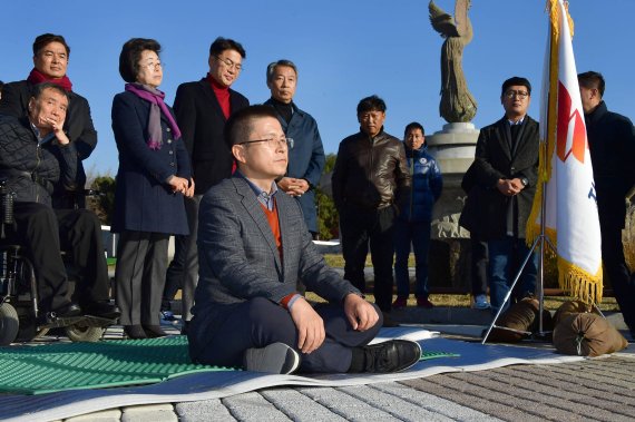 황교안 자유한국당 대표가 20일 오후 서울 종로구 청와대 사랑채 인근에서 지소미아 파기·패스트트랙 법안 강행 처리 등 철회, 문재인 정부의 실정에 따른 국정 대전환을 촉구하며 단식농성을 벌이고 있다. 사진=서동일 기자