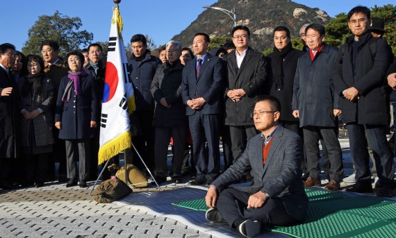 황교안 자유한국당 대표가 20일 오후 서울 종로구 청와대 사랑채 인근에서 지소미아 파기·패스트트랙 법안 강행 처리 등 철회, 문재인 정부의 실정에 따른 국정 대전환을 촉구하며 단식농성을 벌이고 있다. 사진=서동일 기자