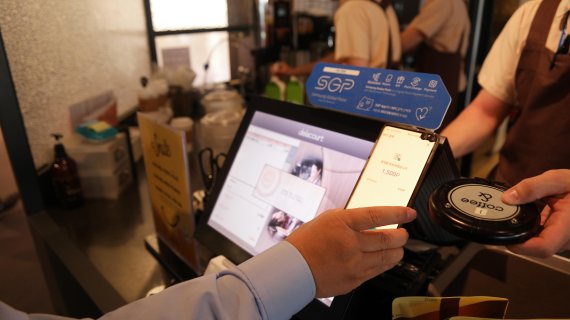 삼성SDS 직원이 20일 서울 잠실 삼성SDS타워 본관 카페테리아에서 블록체인 결제서비스로 음료를 주문하고 있다.