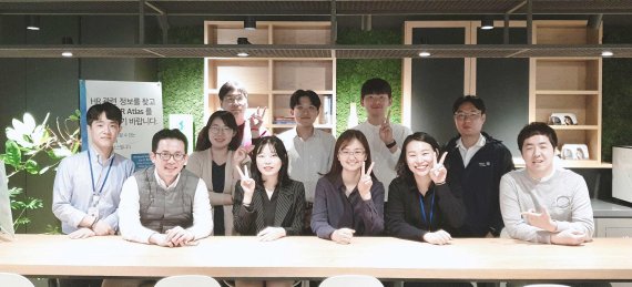 서울 초동에 있는 존슨콘트롤즈코리아 본사에서 조직 건강(OH) TF 직원들이 한 데 모여 기념촬영을 하고 있다. 존슨콘트롤즈코리아 제공