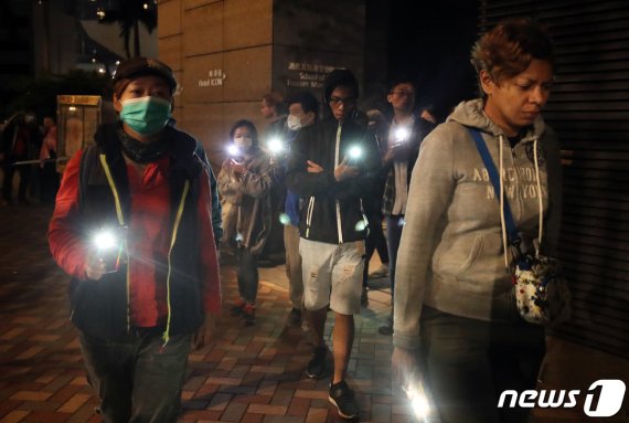 (홍콩=뉴스1) 이재명 기자 = 20일 오후 홍콩 이공대학교 인근에서 홍콩 시민들이 시위 참여 학생들의 석방을 촉구하는 집회를 하고 있다. 2019.11.21/뉴스1 /사진=뉴스1화상