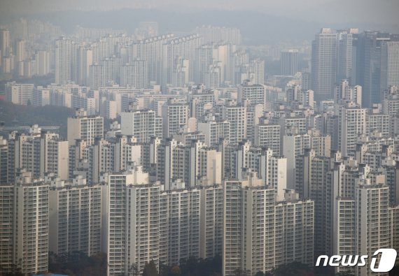 사진은 분양가 상한제 대상으로 선정된 서울 송파구 잠실 아파트 단지의 모습. © News1 신웅수 기자