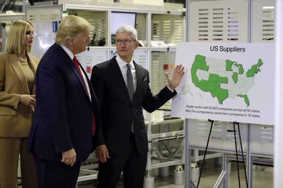 President Donald Trump tours an Apple manufacturing plant, Wednesday, Nov. 20, 2019, in Austin with Apple CEO Tim Cook and Ivanka Trump, the daughter and adviser of President Donald Trump, left. (AP Photo/ Evan Vucci) /뉴시스/AP /사진=